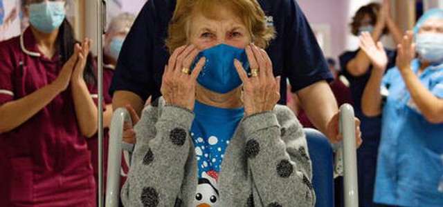 Covid: Somministato primo vaccino a novantenne
