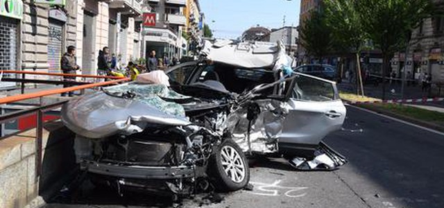 Tampona e uccide mentre guida e telefona