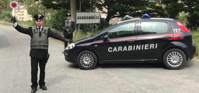 Percuote il padre con la sedia e punta il coltello alla gola della madre: arrestato un 49enne