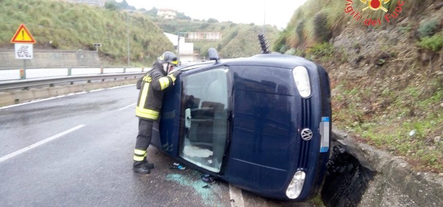 Si ribalta con l'auto a Catanzaro, ferito
