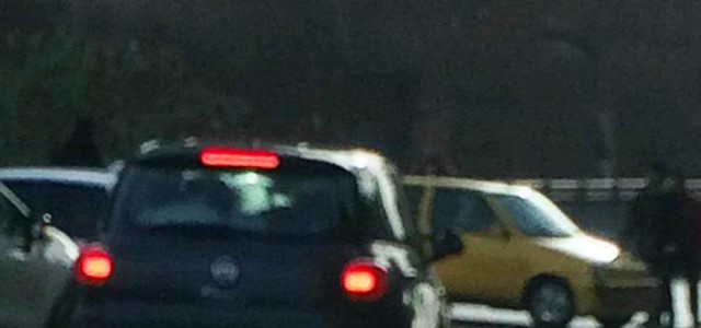 Auto di traverso su viale De Filippis, disagi al traffico