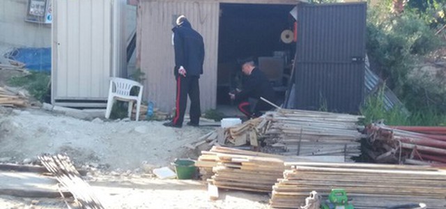 Bottiglia incendiaria davanti cantiere, è racket