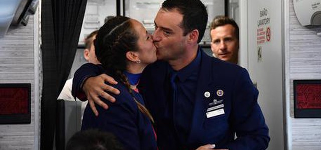 Papa: in volo sposa hostess e steward
