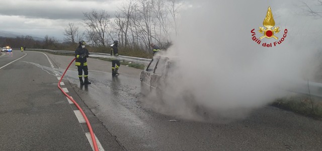 Auto in fiamme sulla Statale 107 per corto circuito