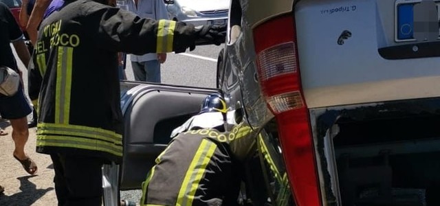 Lamezia - Auto si ribalta e finisce fuori strada