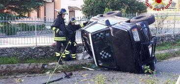 Auto si ribalta, ferito 55enne