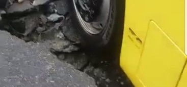 Flash - Catanzaro, cedimento dell'asfalto in via Turco: bus finisce fuori strada (FOTO)