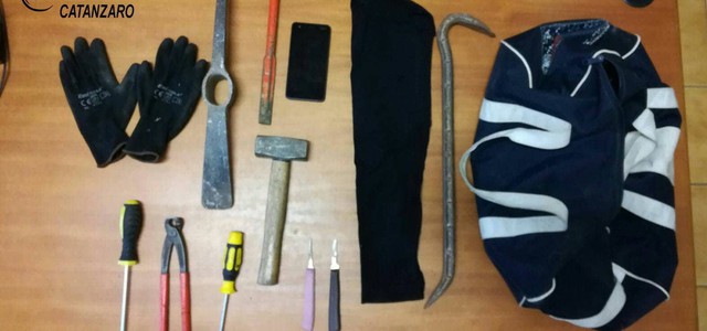 Passamontagna e attrezzi da scasso su auto rubata, denunciato 59enne catanzarese