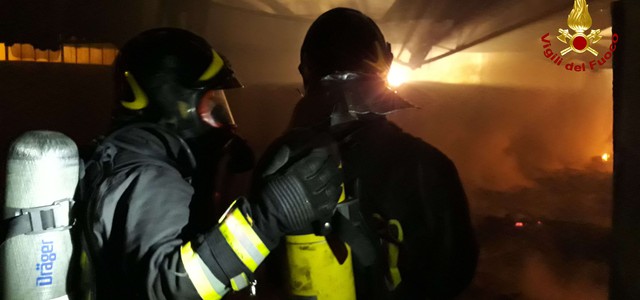Incendio in capannone a Crotone