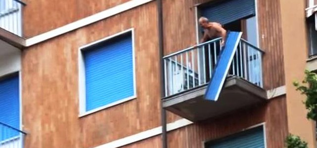 Armato di pistola minaccia di sparare in diretta Facebook, calabrese perde la testa a Torino