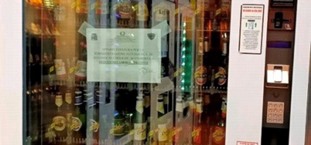 Ancora un sequestro a un distributore automatico che erogava alcolici e bevande dopo la mezzanotte.