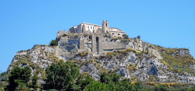 Sabato 17 giugno la consegna del Palazzo feudale dei Carafa alla Città di Roccella