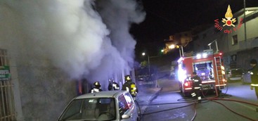 In fiamme magazzino a Catanzaro, tre moto distrutte