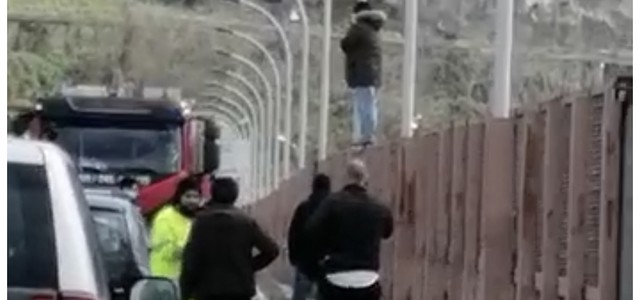 Catanzaro, minaccia di volare giù dal ponte Morandi: salvato dalla polizia