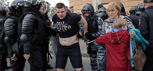 Russia, arrestati 750 oppositori a Mosca, 900 a San Pietroburgo