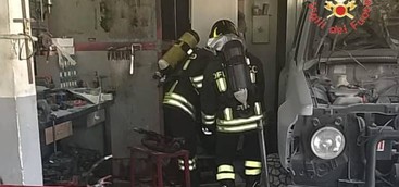 Incendio in un locale adibito a carrozzeria a Lamezia 