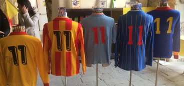 Un tuffo nel passato nella mostra di magliette e cimeli storici del Catanzaro calcio