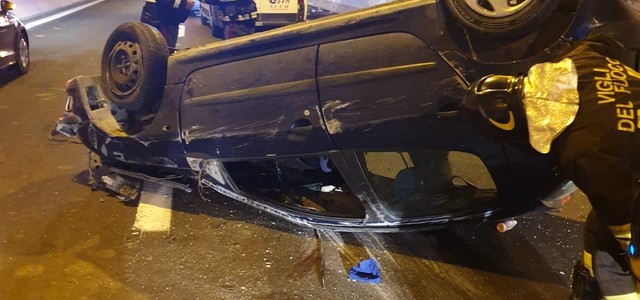 Auto si ribalta in galleria, a bordo 9 persone