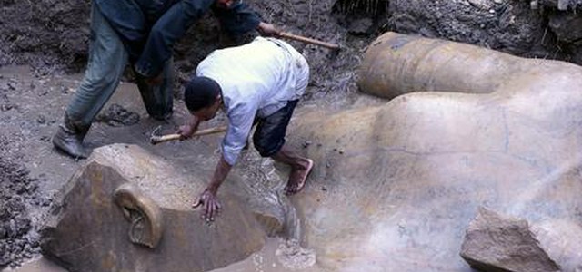 Trovata statua gigante di Ramses II in una baraccopoli al Cairo