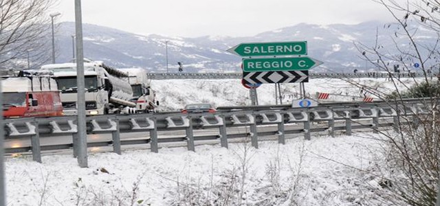 Nevicate sull'A2, traffico consentito solo ai veicoli leggeri 
