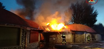Incendio a Villaggio Palumbo nella notte (FOTO)