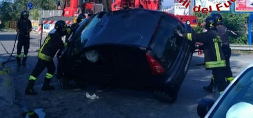 Sfonda recinzione e finisce con l'auto sui binari, ferito soccorso con eliambulanza