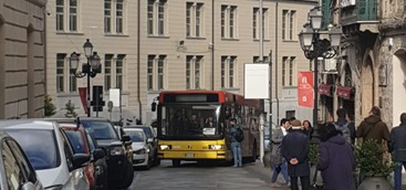 Flash - Catanzaro, autobus bloccato a causa di un'auto in sosta: traffico in tilt