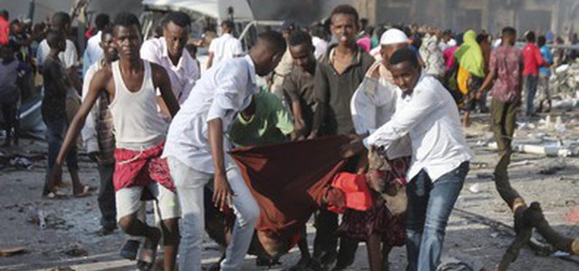 Strage in Somalia per l'esplosione di un camion-bomba: 189 i morti e 200 i feriti