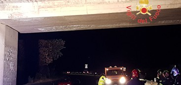 Calcinacci da galleria sulla SS 280, al lavoro vigili del fuoco: pezzi su auto in transito