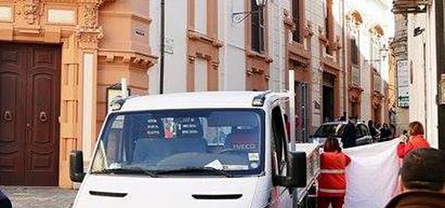 Tragedia a Catanzaro, muore donna investita da camion in retromarcia (VIDEO)