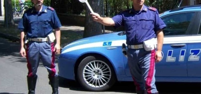 Fermato in moto con l’amante, 30enne minaccia Polizia: "Se mia moglie sa qualcosa ti ammazzo"