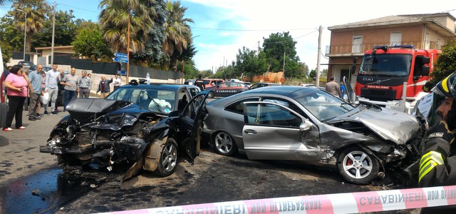 Scontro tra auto, ferito estratto dalle lamiere