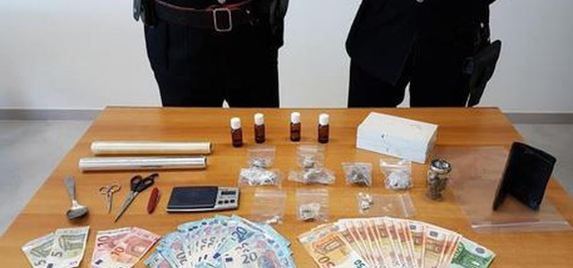 Spacciava in sella alla bici, arrestato