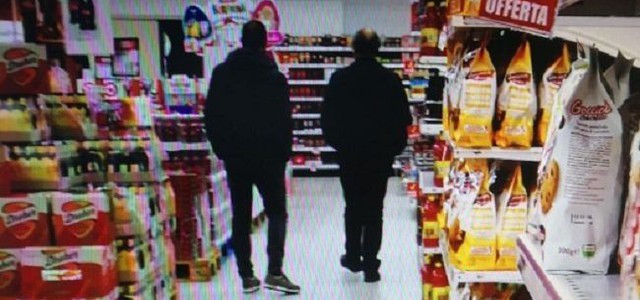 A fare shopping invece di lavorare, sospesi dipendenti pubblici
