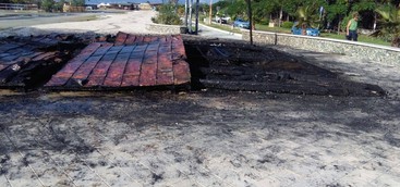 Chiosco distrutto dalle fiamme sul lungomare di Giovino (VIDEO)