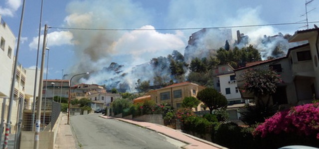 Incendio distrugge parco castello a Roccella Jonica