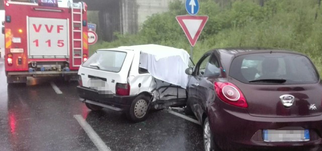Scontro tra due auto sulla statale 107 Silana-Crotonese, muore una donna