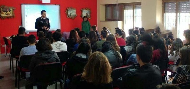 Roccabernarda, carabinieri incontrano con gli alunni della Scuola Media