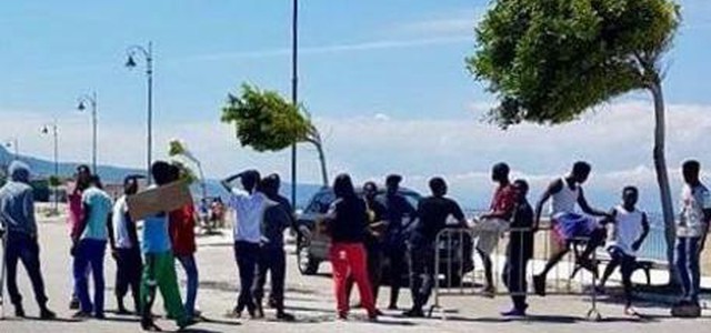 Protesta migranti a Vibo, bloccata strada