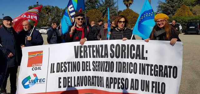 I dipendenti Sorical manifestano davanti la sede regionale