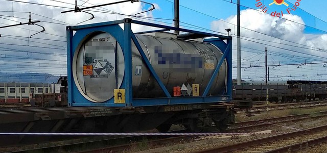 Paura per sversamento acido solforico su scalo ferroviario