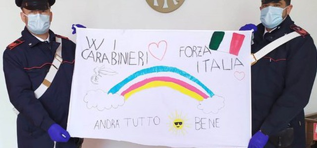 "W i Carabinieri, W l'Italia, andrà tutto bene" cartello per le forze dell' ordine