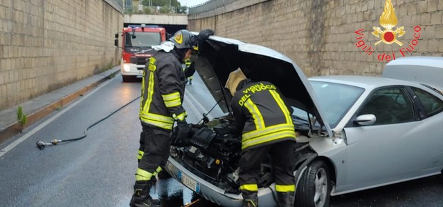 Catanzaro, auto finisce contro le pareti del sottopasso di via Gioacchino da Fiore