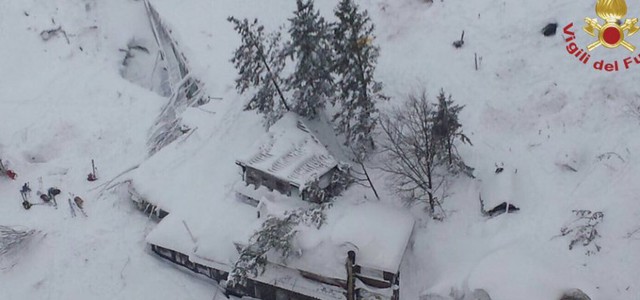 Valanga su hotel Rigopiano. Estratta una vittima. Due persone in salvo