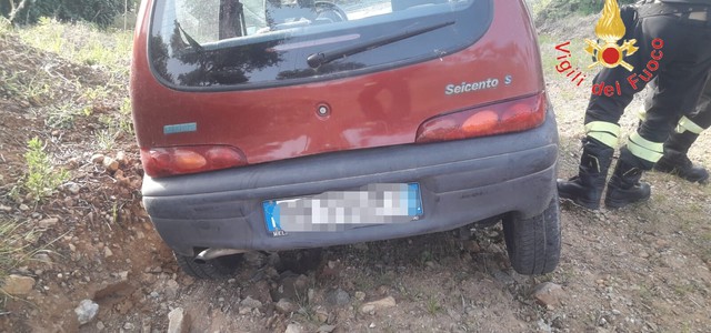 Auto finisce in un dirupo, anziano soccorso dai Vigili del fuoco