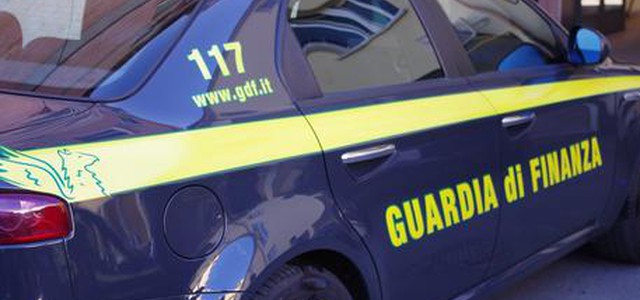 Minacciano donna per denaro, arrestati