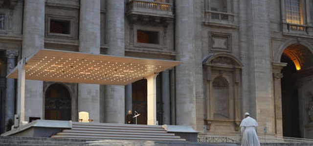Il Papa in  una piazza deserta. E il mondo intero su una barca.