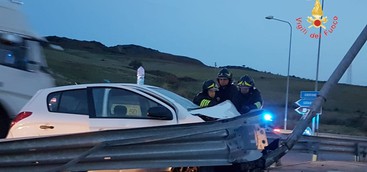 Cropani, auto si schianta contro il guardrail sulla SS106
