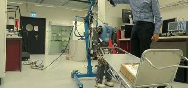 Robot più simili a uomo, camminano in modo naturale