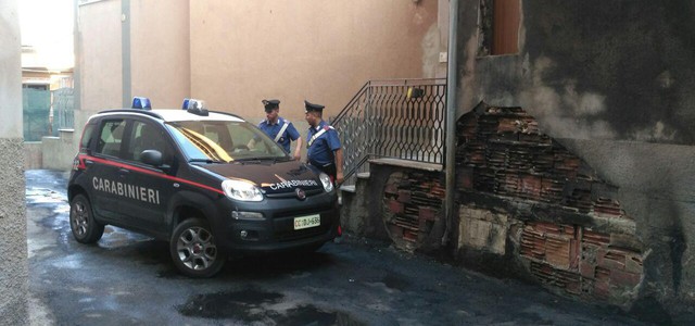 Auto in fiamme e fumo in abitazione, salvata anziana